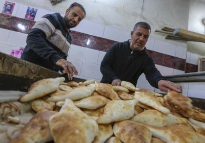 Iraqis chow down on diamond-shaped ‘samoon’ bread