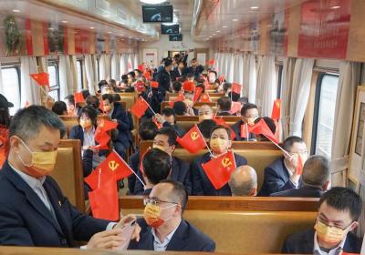 Themed tourist train linking first CPC National Congress sites explores new tourism model