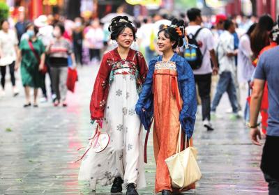 Frenzy over Tang-style clothes transforms Xi’an trip into time travel experience