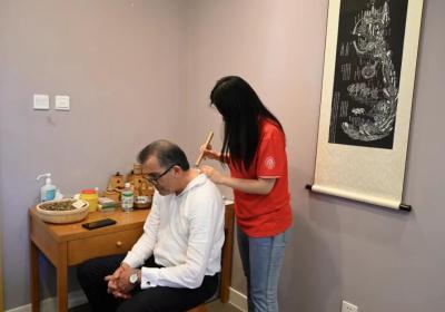Diplomats in China experience traditional Chinese medicine