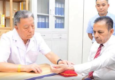 Sri Lanka: Ambassador experiences traditional Chinese medicine treatment in Beijing
