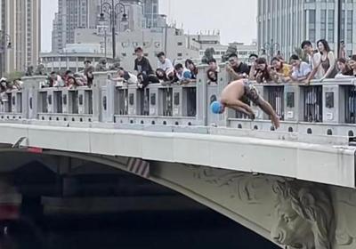 Daring grandpas make a splash with bridge diving in Tianjin