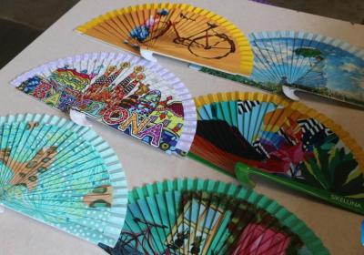 Handicraft wooden fans from east China spark vitality overseas