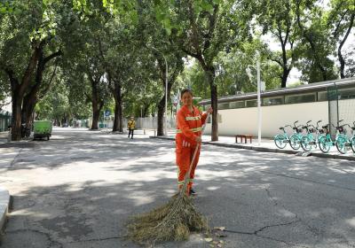 Story of Beijing cleaner’s efforts to learn English on own goes viral