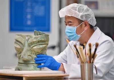 A skilled expert restores cultural relics at Sanxingdui Ruins site in SW China's Sichuan