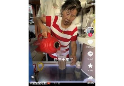 Vendor in Nanjing goes viral with controversial instant 'hand-made' coffee