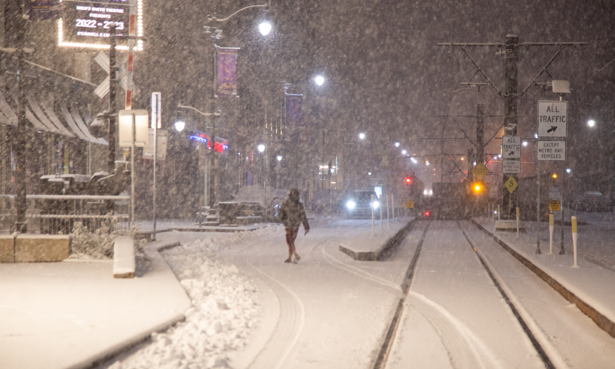 Snowstorm batters western NY