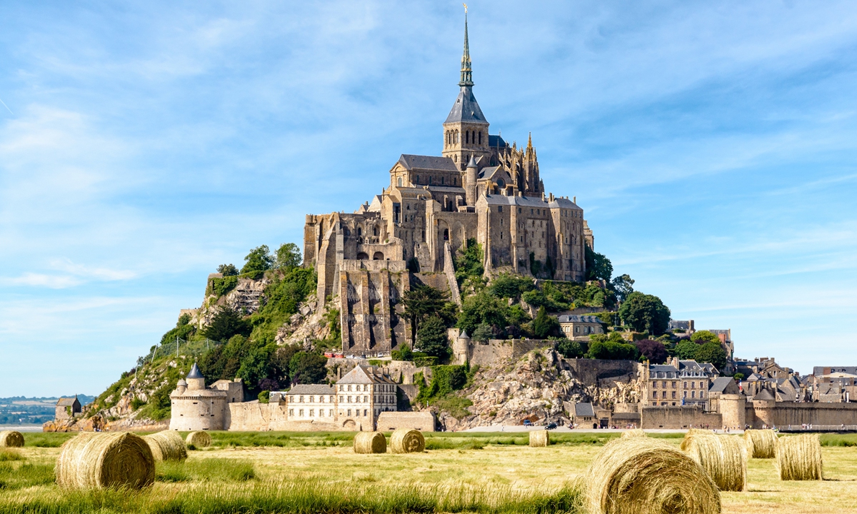 Frenchman beats high-wire record at Mont Saint-Michel