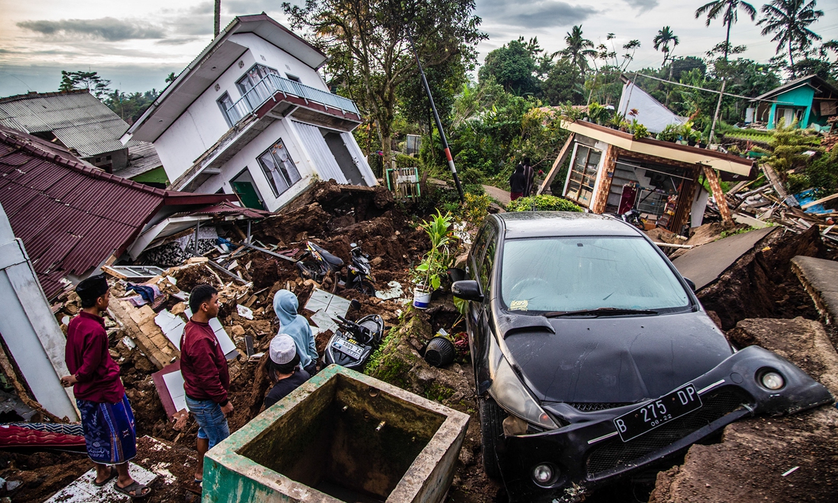 Indonesia quake kills 268 people