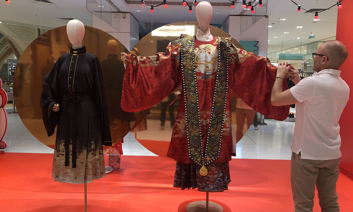 Exclusive: Overseas Chinese students promote hanfu, mamianqun in Paris exhibition