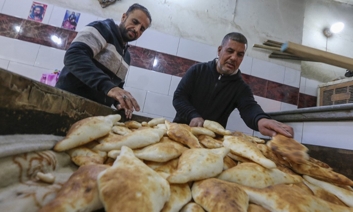 Iraqis chow down on diamond-shaped ‘samoon’ bread