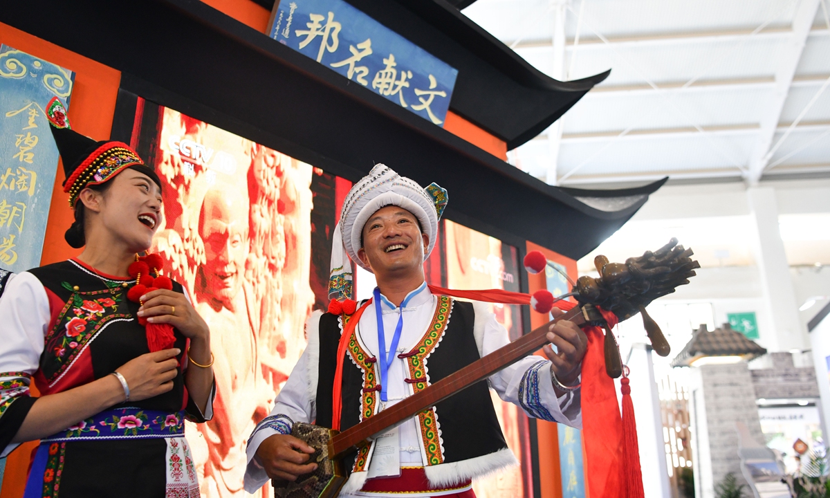 Ethnic Bai woman travels far to promote China’s cultural heritage