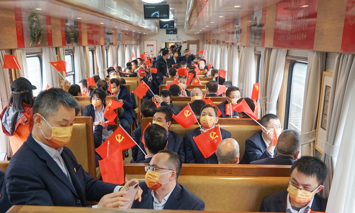 Themed tourist train linking first CPC National Congress sites explores new tourism model