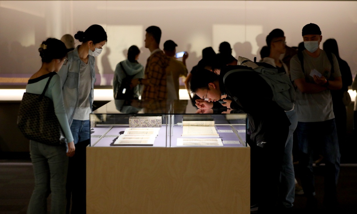 Citizens experience cultural relic restoration techniques at Shanghai Museum on International Museum Day