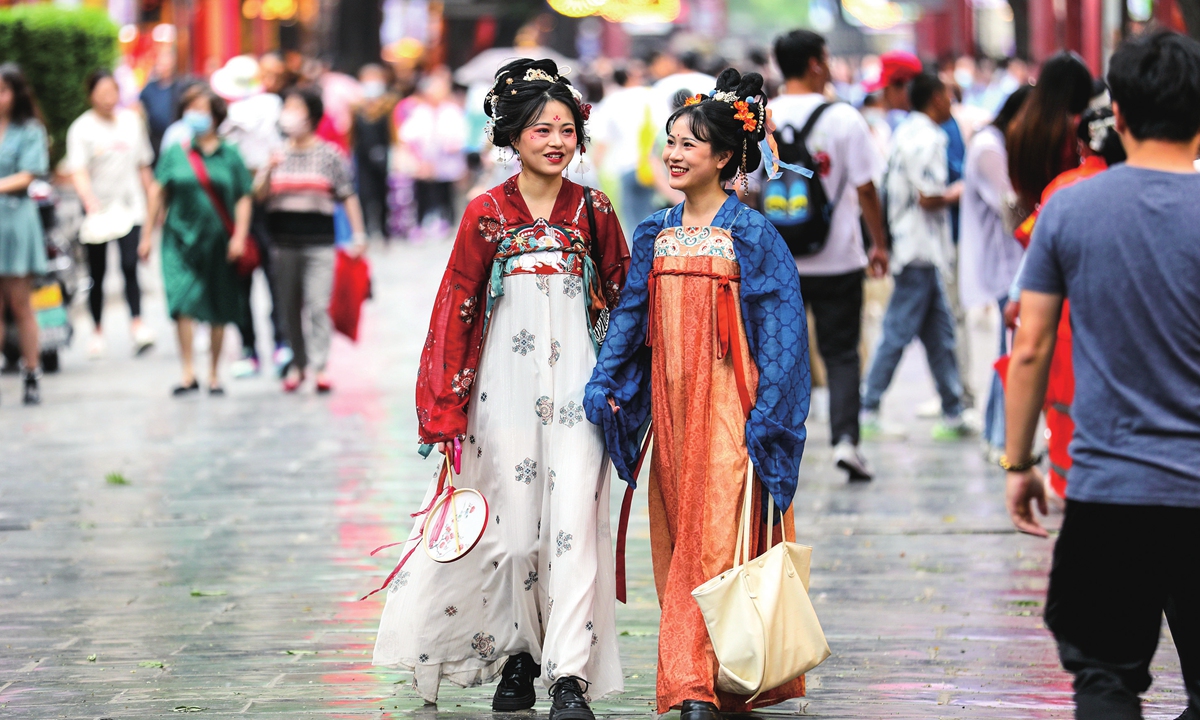 Frenzy over Tang-style clothes transforms Xi’an trip into time travel experience