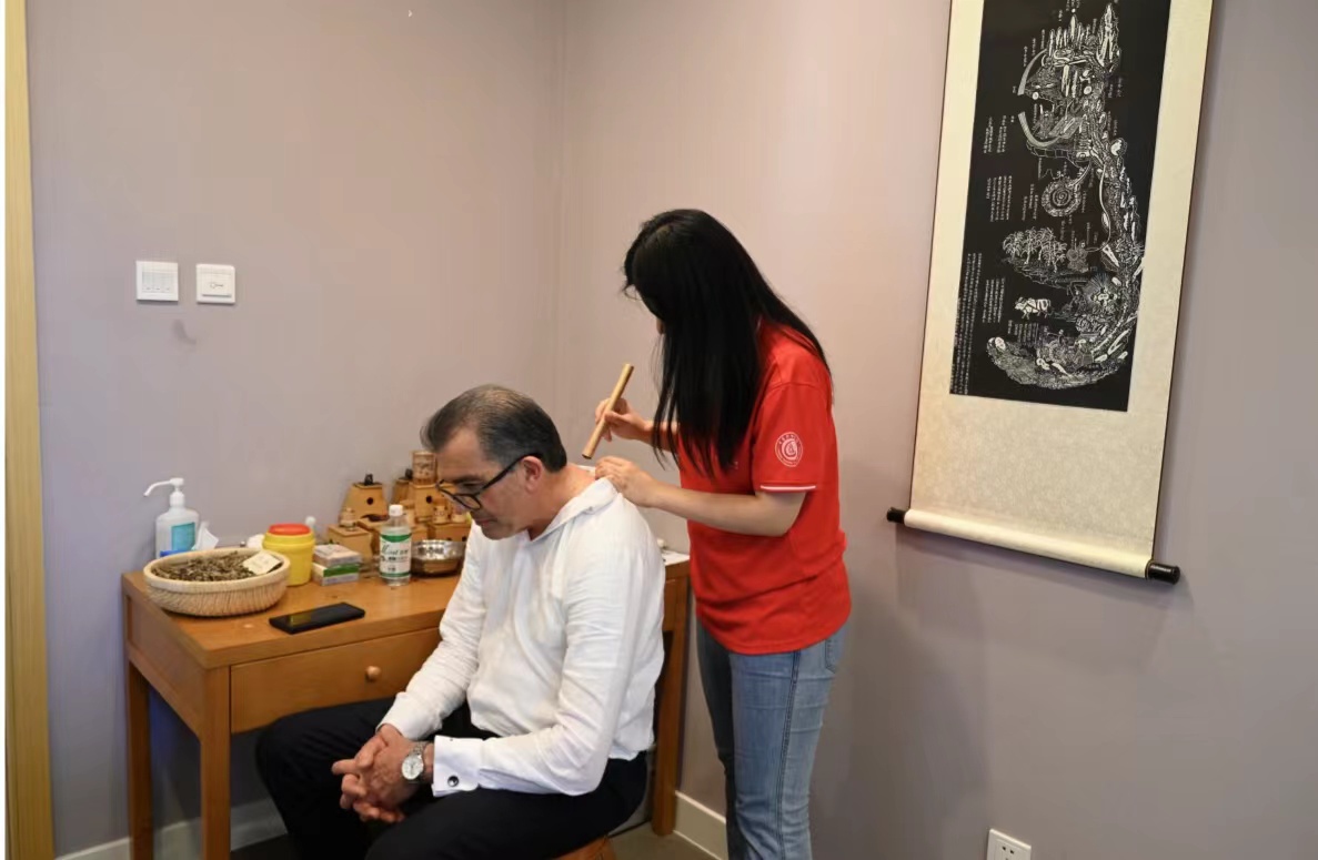 Diplomats in China experience traditional Chinese medicine