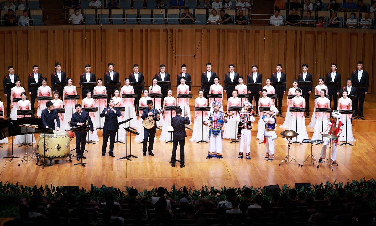 Folk song choral concert wows Beijing audience