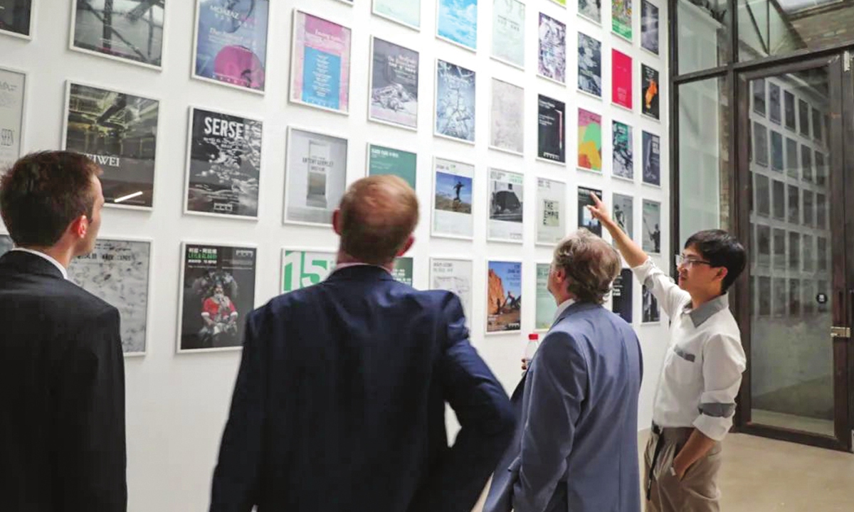 Belgian ambassador attends contemporary art exhibition in Beijing