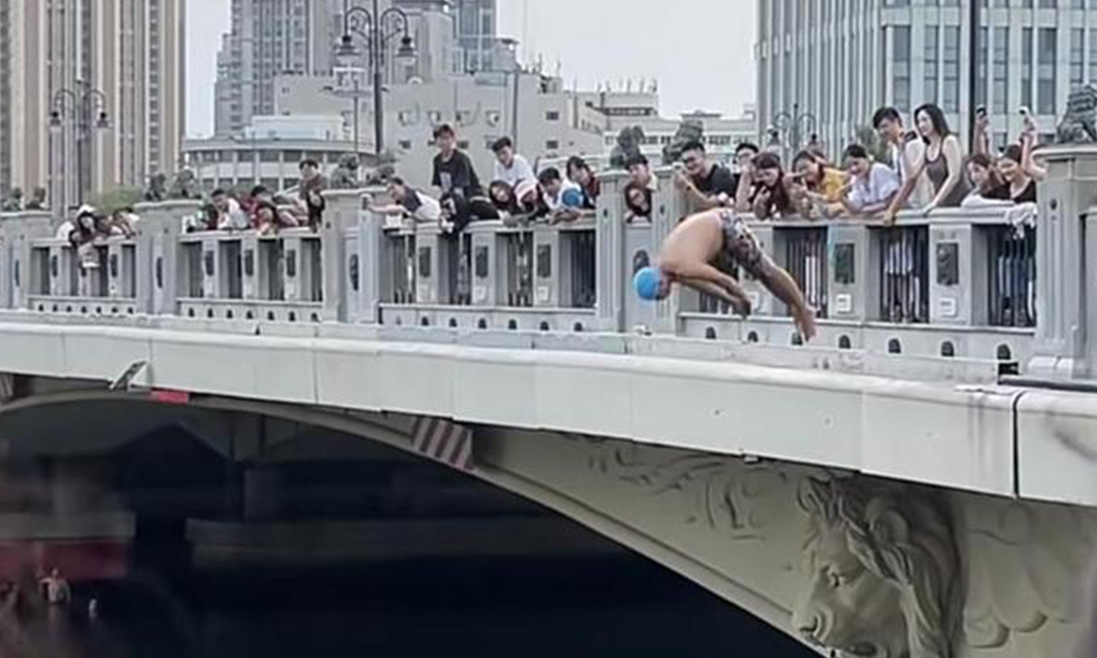 Daring grandpas make a splash with bridge diving in Tianjin