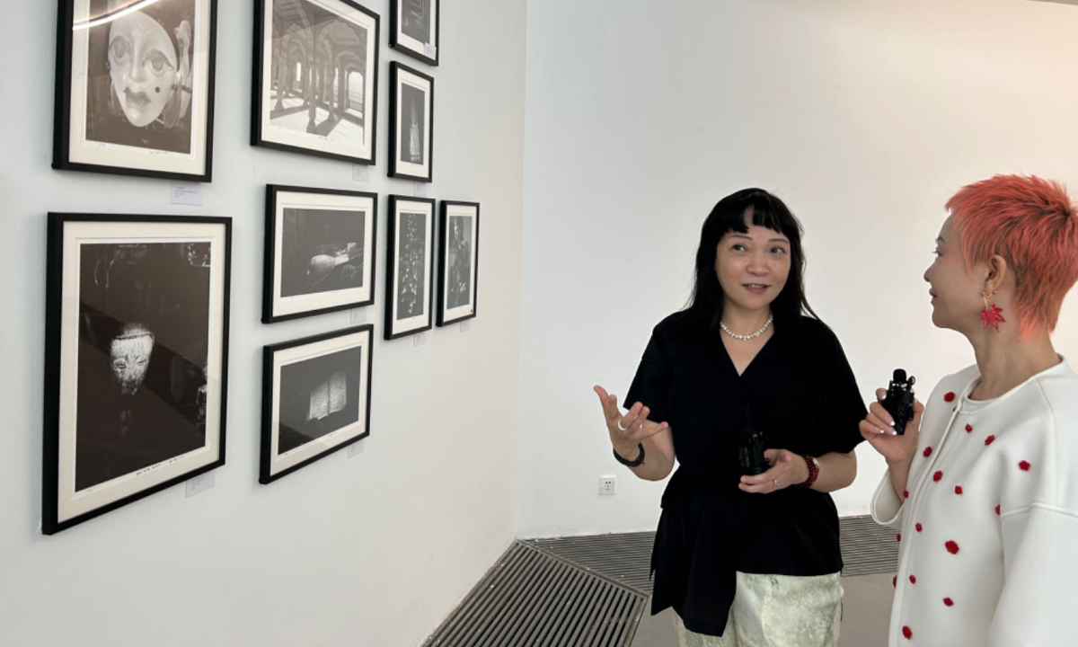 Writer-film director Hong Ying opens photography exhibition in Beijing