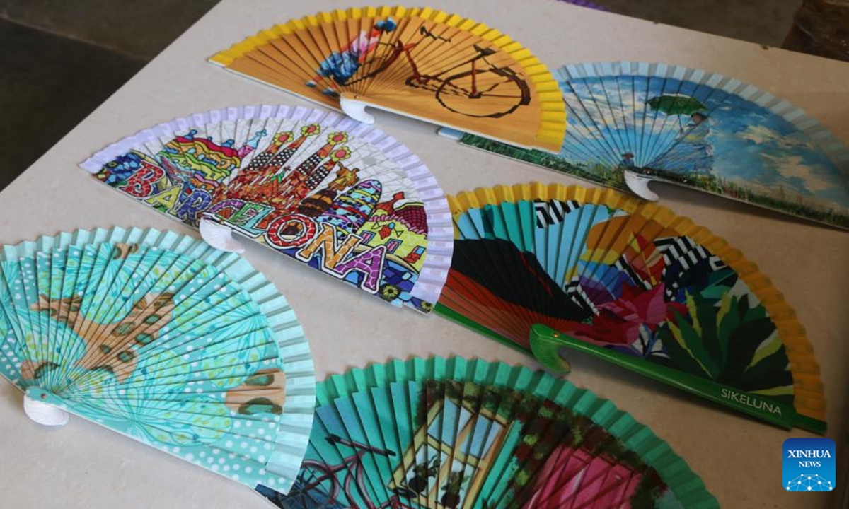 Handicraft wooden fans from east China spark vitality overseas