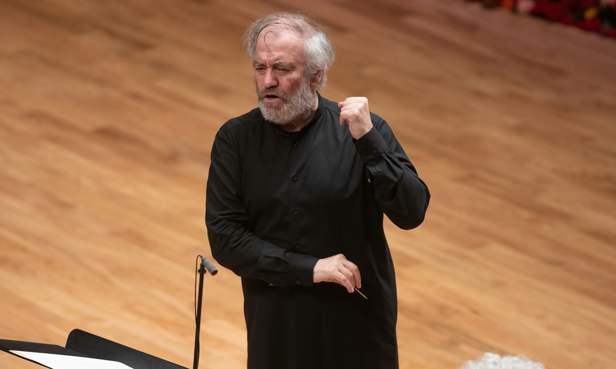 Concert by Russian conductor Valery Gergiev and mega-orchestra wins big applause in Beijing