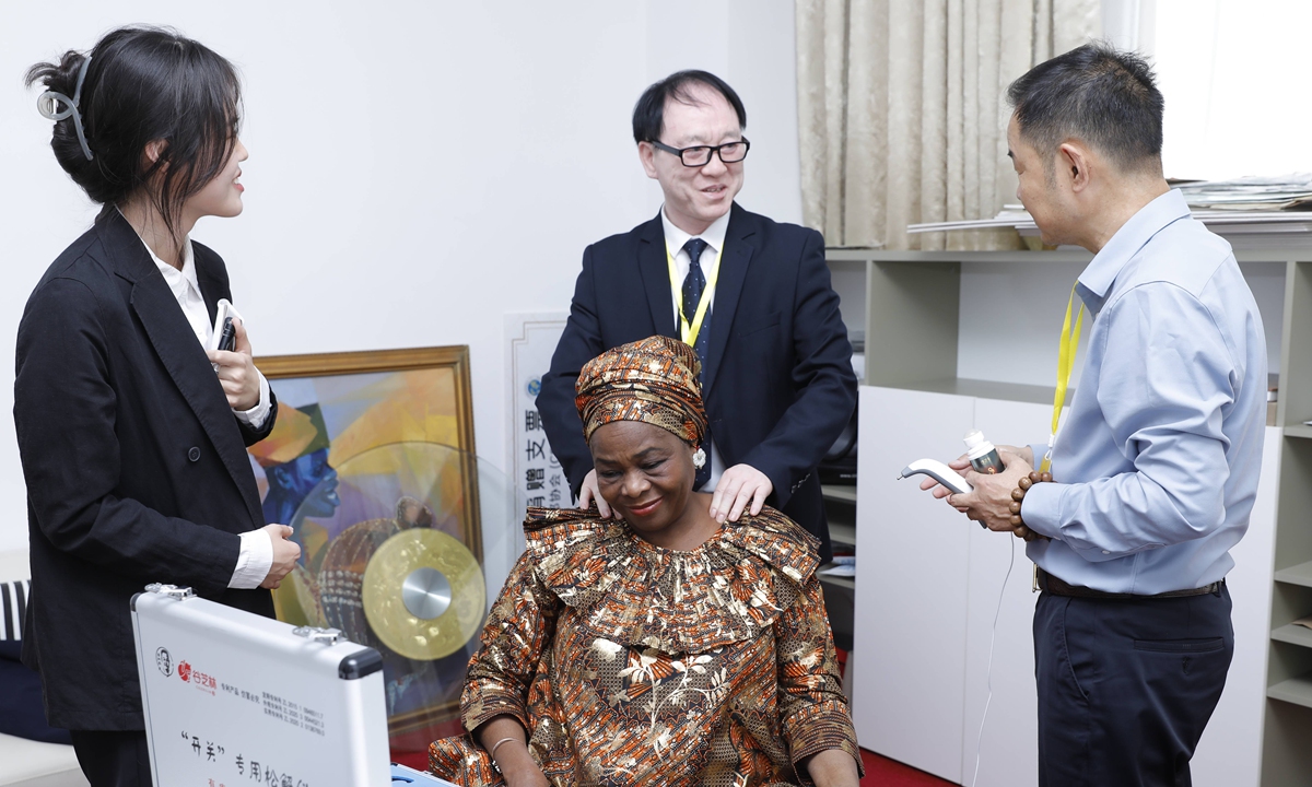 Nigeria: Embassy diplomats experience the Traditional Chinese Medicine culture