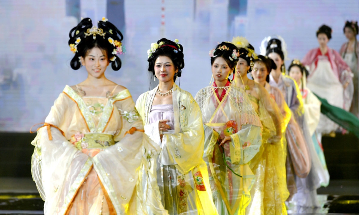 Love for ‘hanfu’ unites young people across the Straits