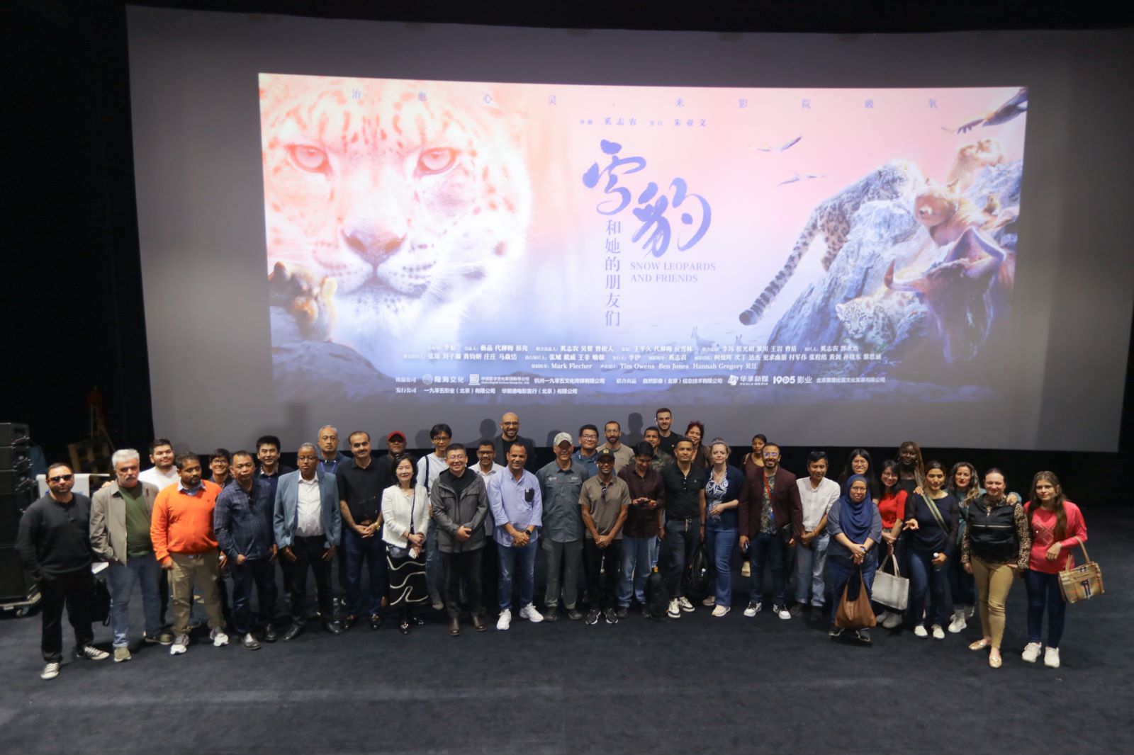 Foreign reporters praise snow leopard documentary after screening in Beijing