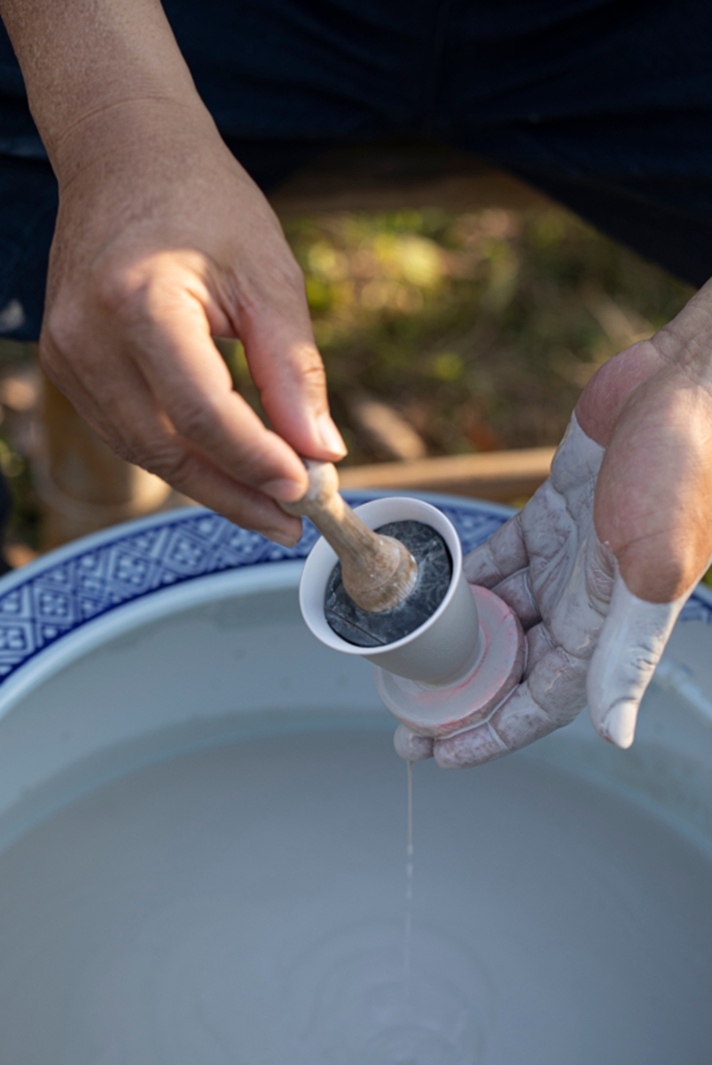 Craftsman in Jingdezhen keeps reviving ancient porcelain techniques