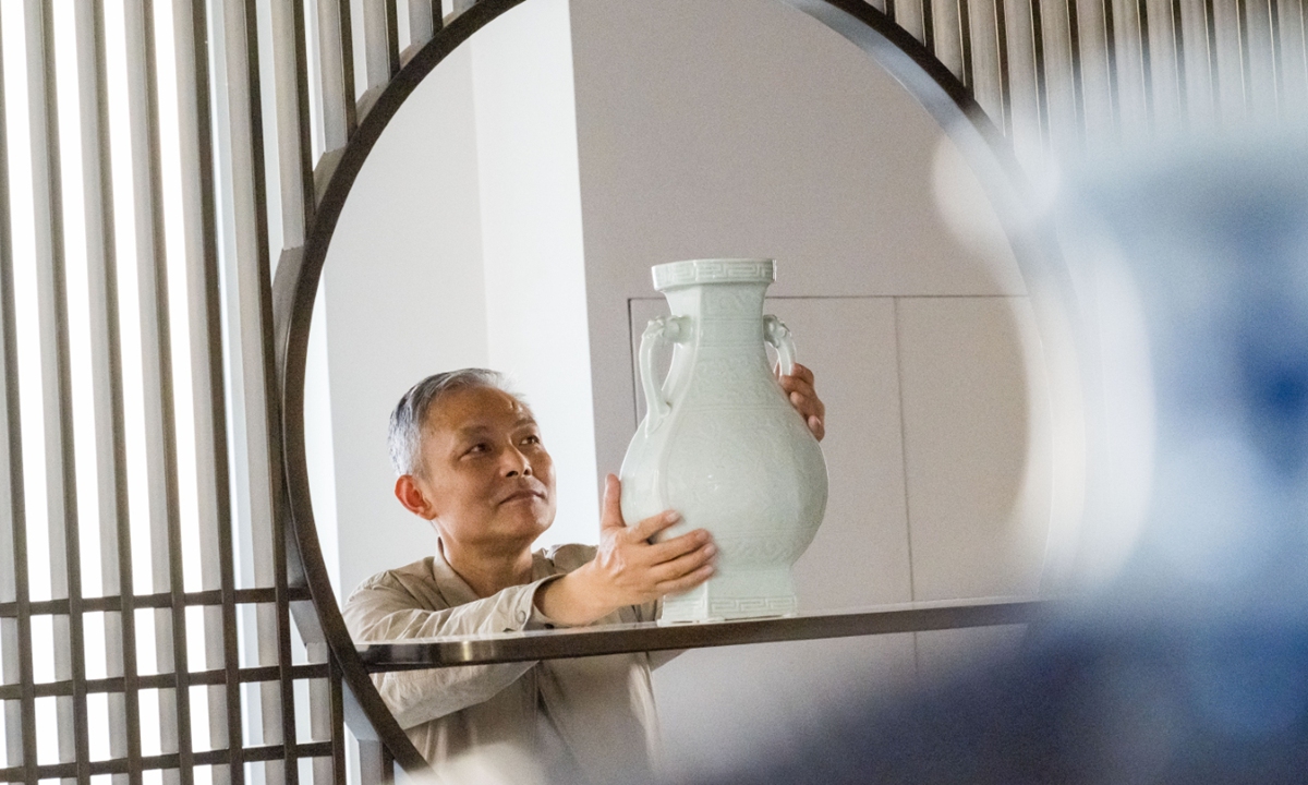 Craftsman in Jingdezhen keeps reviving ancient porcelain techniques