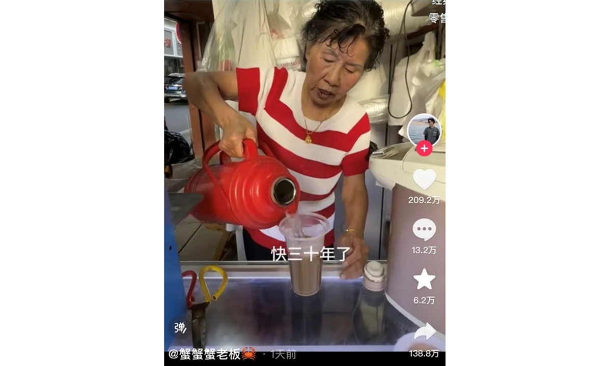 Vendor in Nanjing goes viral with controversial instant 'hand-made' coffee