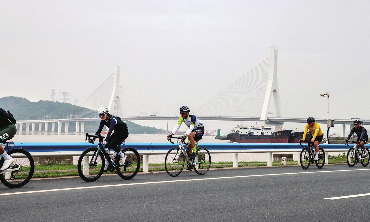 Cycling enthusiasm sweeps China's cities