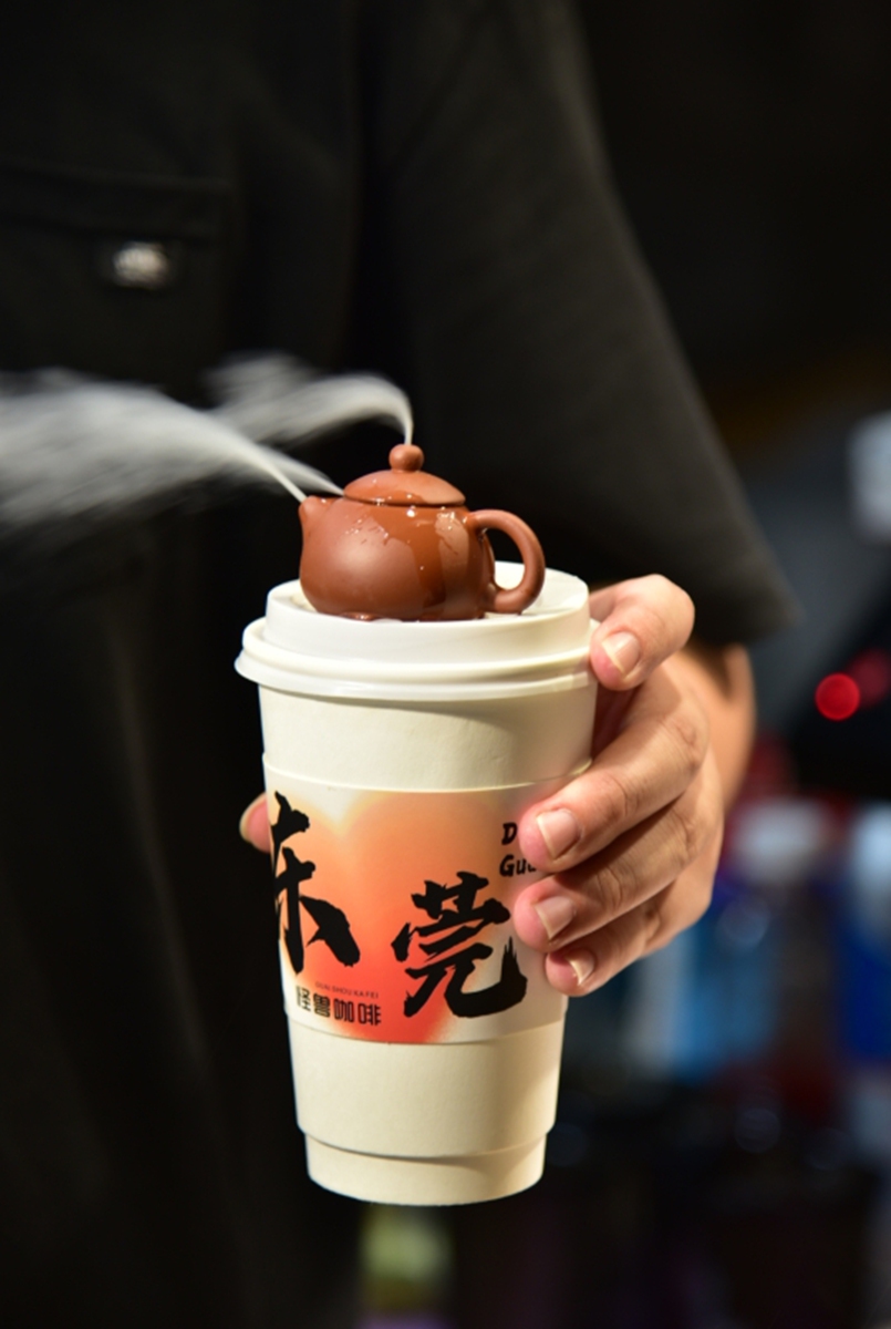 Blend of traditional tea culture and modern fashion wins hearts of young consumers