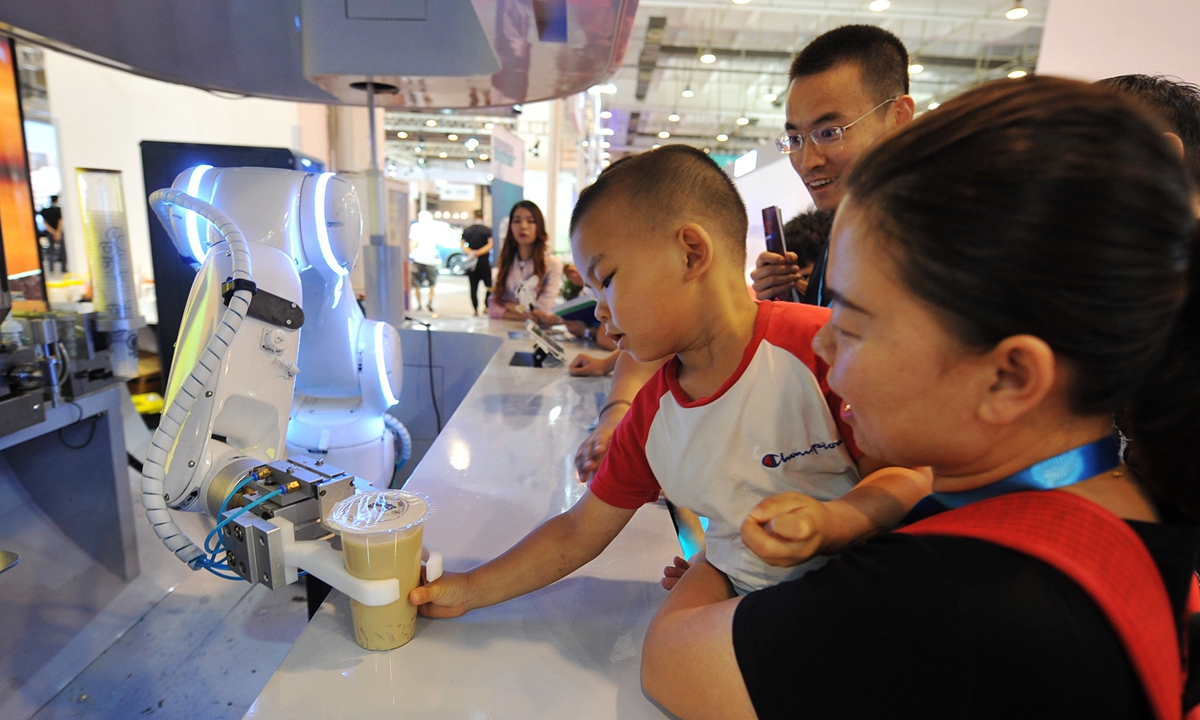 Blend of traditional tea culture and modern fashion wins hearts of young consumers