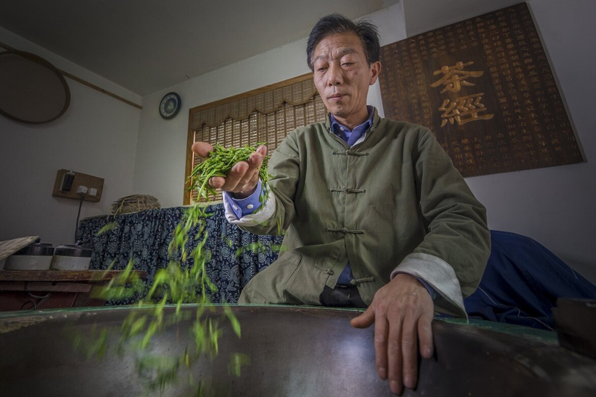 Blend of traditional tea culture and modern fashion wins hearts of young consumers