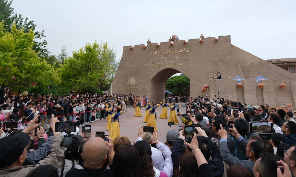 Experts discuss cultural heritage, development of Xinjiang